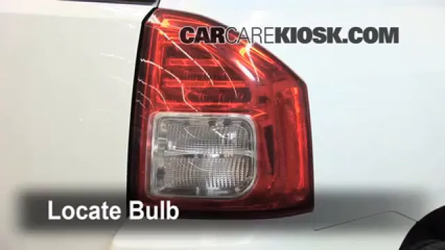 2011 Jeep Compass 2.4L 4 Cyl. Éclairage Feu clignotant arrière (remplacer l'ampoule)